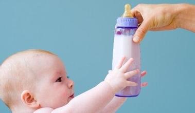 尽早开始，尽量频繁地哺乳，乳房就能分泌大量的乳汁。同时，宝宝也需要多加练习，学会吸吮技巧，不会因为之后使用奶嘴而受到影响